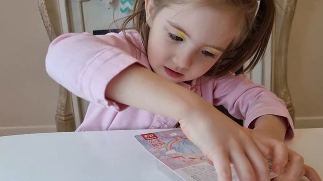 Распаковка ластиков игрушек. Ульяна показывает свои н
