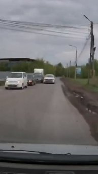 Нагло едет по встречке на Волгоградской в Омске