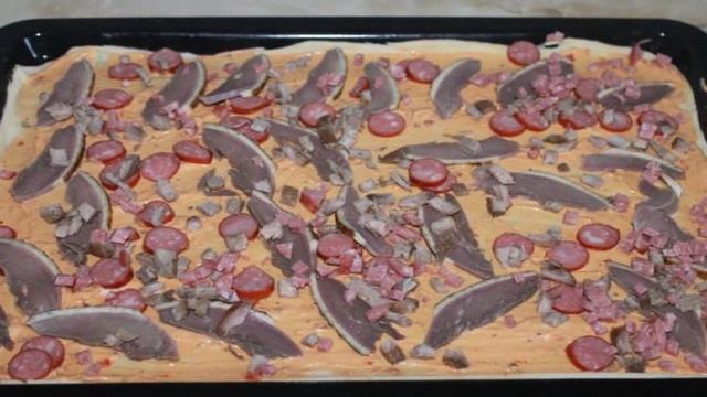 Пицца мясное ассорти с маринованным луком