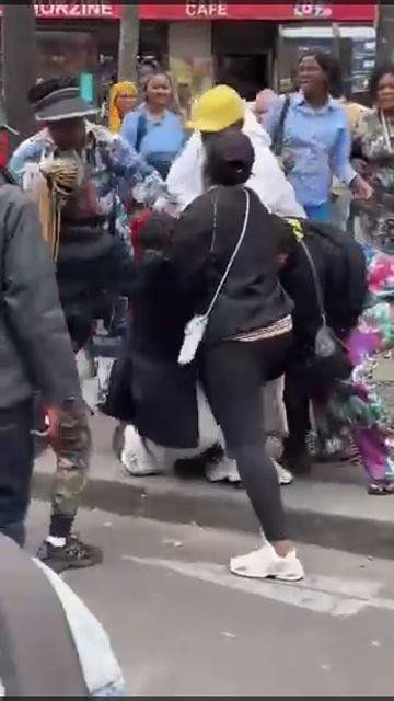 Жители Парижа выясняют отношения!