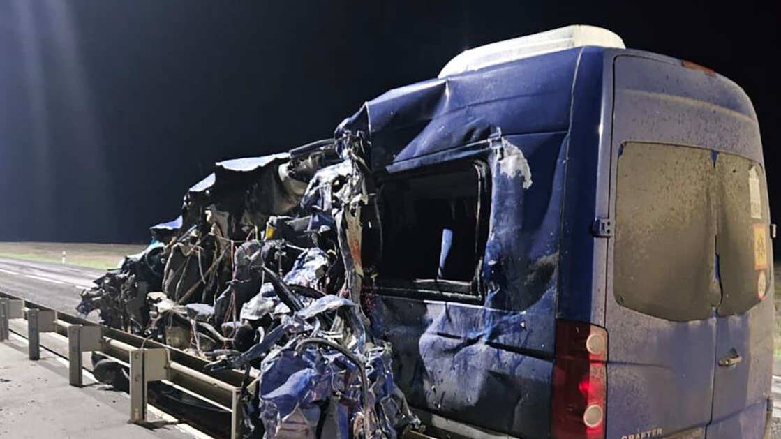 Семь человек погибли при столкновении маршрутки и грузовика в Калмыкии