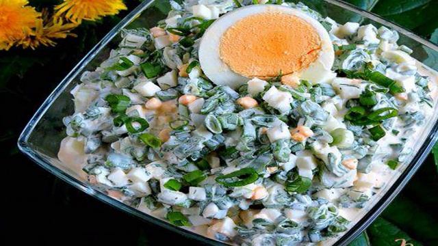 Салат из зелёного лука с яйцом