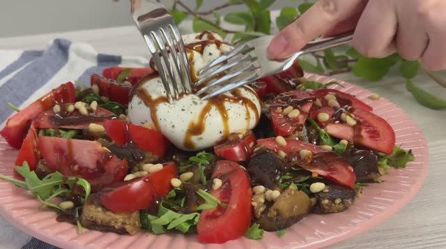 Салат с баклажаном и бурратой
Невероятно вкусный и полезный! Заправка универсальная!