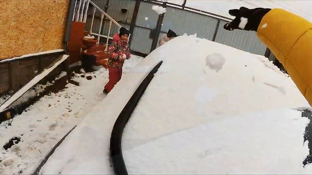 VLOG ( ВЛОГ ) Первый снеговик. Играем в снежки. маме снежком в лицо