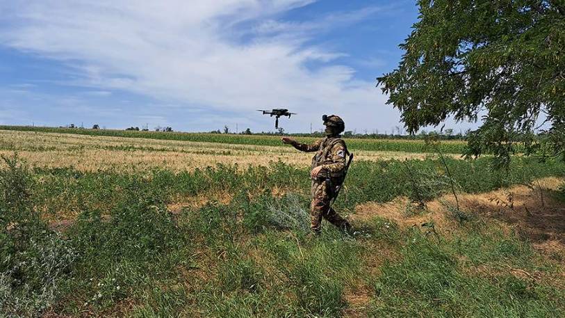 Расчеты FPV-дронов уничтожили технику ВСУ вдоль границы Курской области