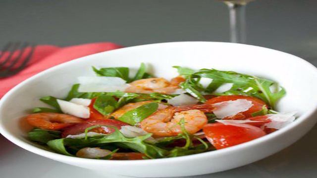 Салат с рукколой и креветками