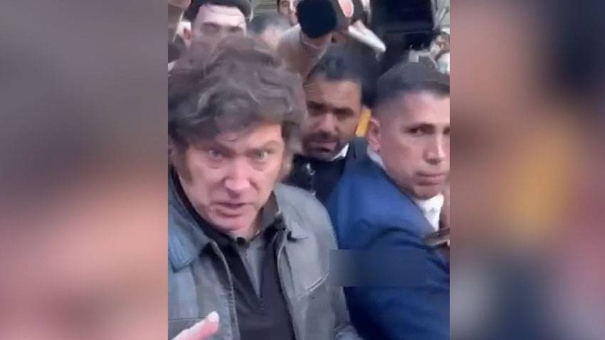 Президент Аргентины получил удар микрофоном по носу и обиделся