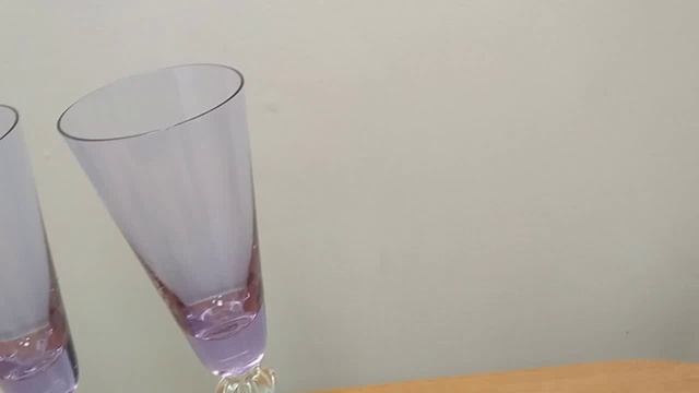 два фиолетовых фужера