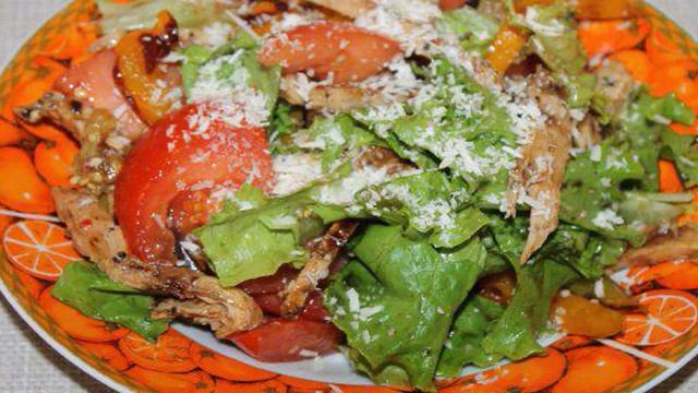 Салат с курицей и овощами гриль