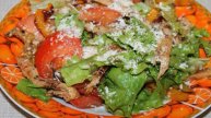 Салат с курицей и овощами гриль