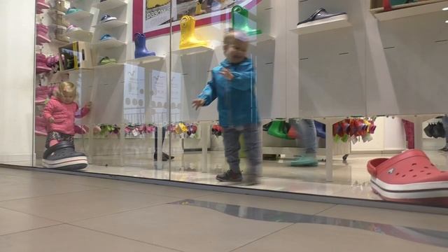 Рома и Диана ★ Прикол. Меряем Гигантские Кроксы в Магазине Crocs в Киеве 크록스 #FindYourFun 캠페인 Giant