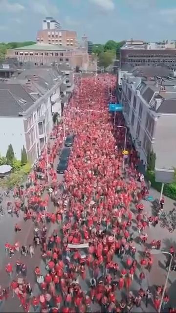 Несмотря на противодействие местных властей, в воскресенье улицы Гааги заполнились тысячами сторонни