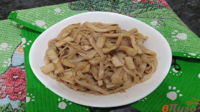 Рисовая лапша с болгарским перцем и кальмарами