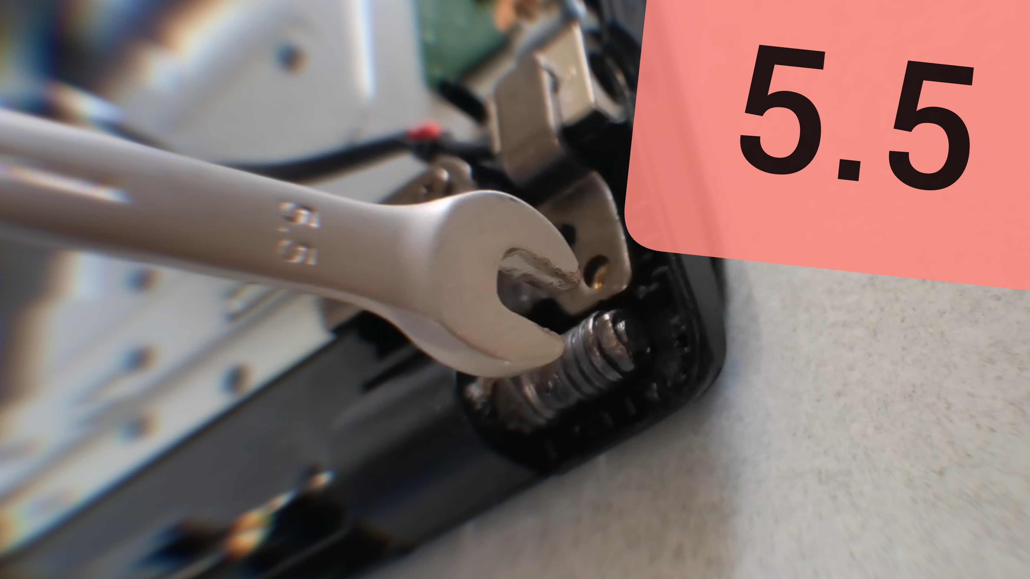 Петли ноутбука: нужен ключ на 5.5