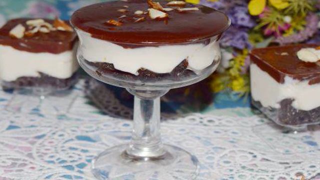 Творожный десерт с шоколадом и черносливом