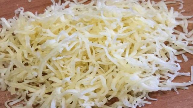 Салат из цветной капусты с сыром, яйцами и крабовыми палочками