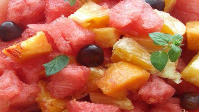 Пестрый фруктовый салат в арбузе
