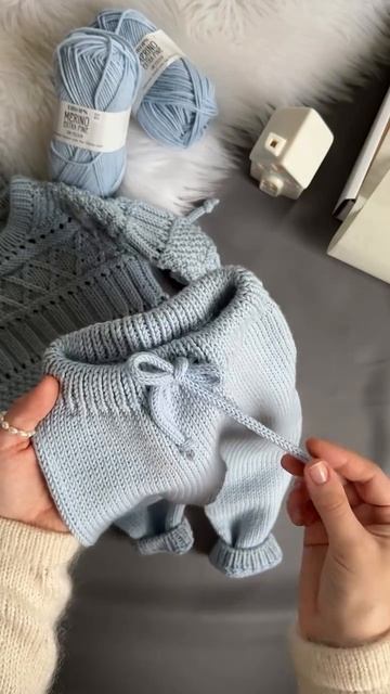 Красивый вязаный костюмчик для младенца