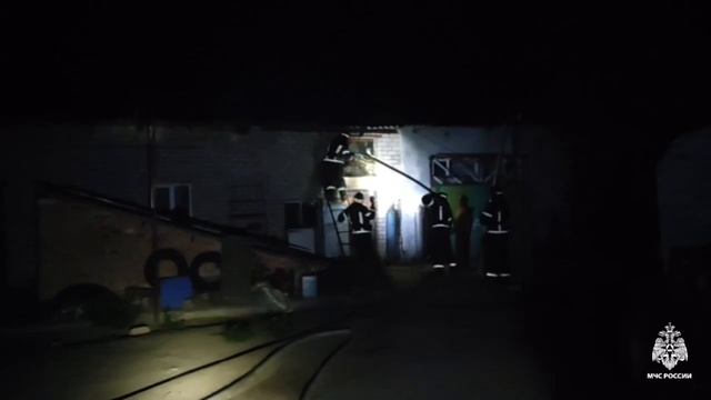 Сотрудники МЧС России предотвратили распространение огня на жилой дом