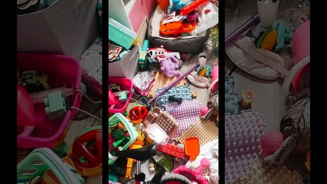Вся комната в игрушках у маленькой девочки. Говорящая игрушка