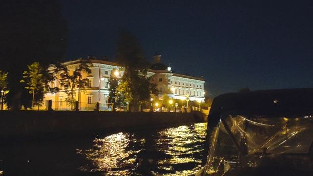 Михайловский замок,вид с воды ночью