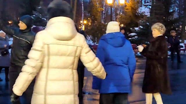 БЕЛАЯ, БЕЛАЯ СИРЕНЬ ОСЫПАЕТСЯ! ТАНЦЫ В ПАРКЕ ГОРЬКОГО ?