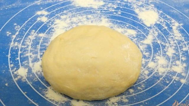 Тонкая пицца с салями и грибами.