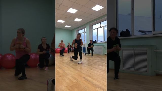 Силовая тренировка с гантелями по 2 кг. в динамичном темпе!
