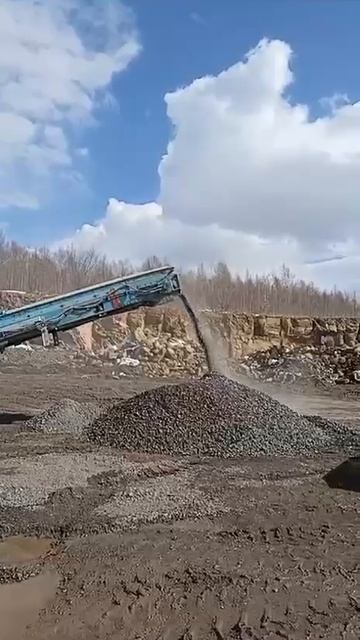 Когда производительность Мобильных дробилок заставляет вспомогательную технику немного поднапрячься