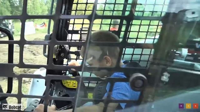 Дети управляют техникой Bobcat
