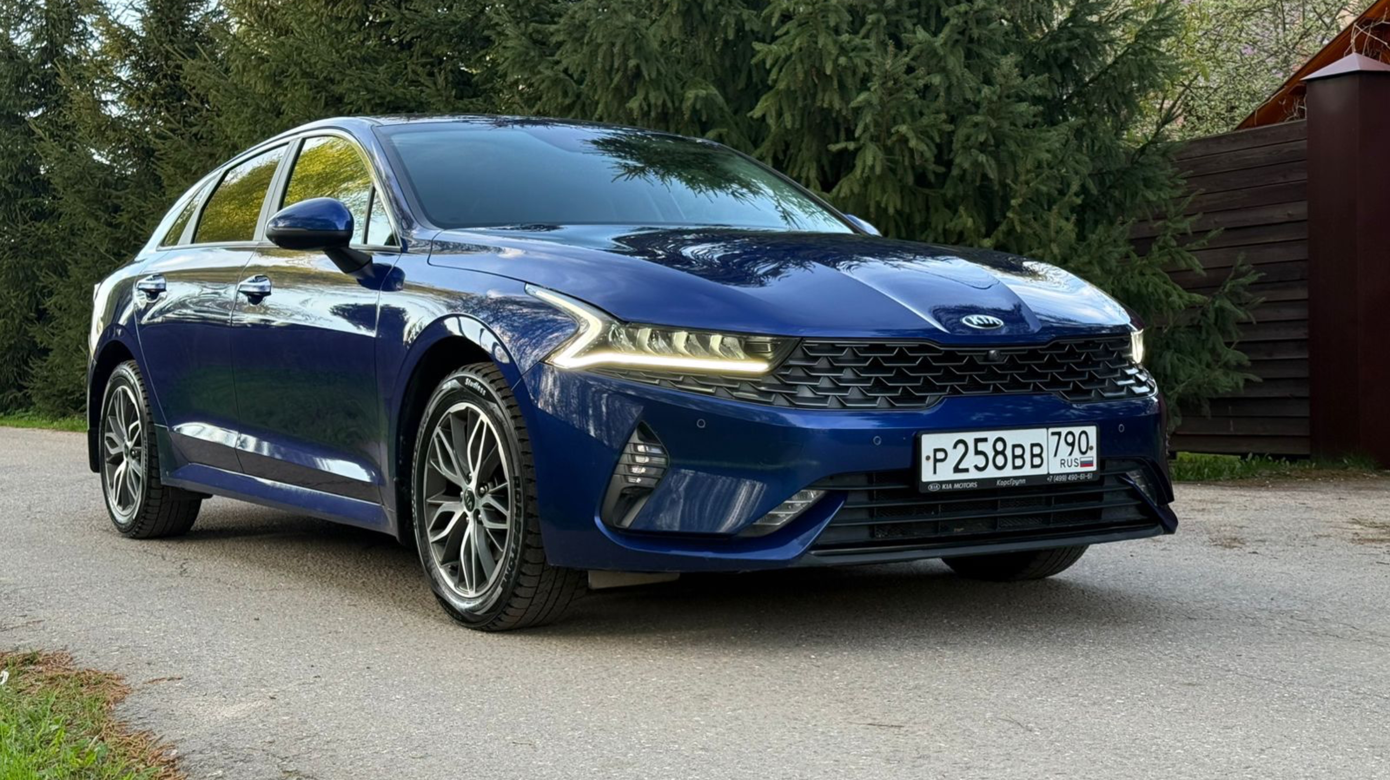 В продаже Kia K5 2020 2.0 AT, 1 владелец, 99.000 км. Дилерский автомобиль в заводском окрасе.