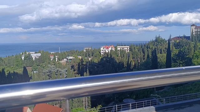 Алушта сейчас. Сильный ветер, вырывает тел из рук