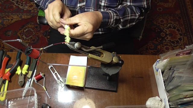 Вяжем жёлтую муху с люрексом для Ангары