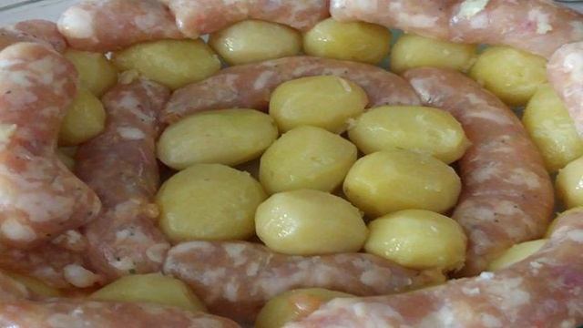 Запеченные  колбаски (купаты) с молодым картофелем