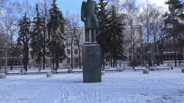 МОСКВА. МИУСЫ. Памятник А. А. Фадееву. И МОЛОДОЙ ГВАРДИИ