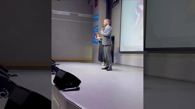 По приглашению директора Школы №26 Лиры Николаевны Спесивцевой  побывал на торжественной линейке