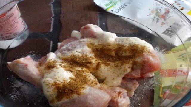 Куриные голени тушеные в сметане с аджикой