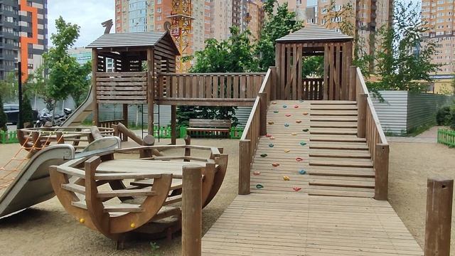 Детских площадок много, гуляем и прыгаем .