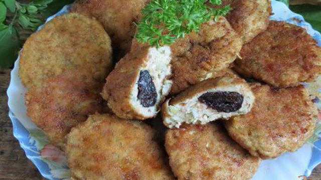 Куриные котлеты с черносливом