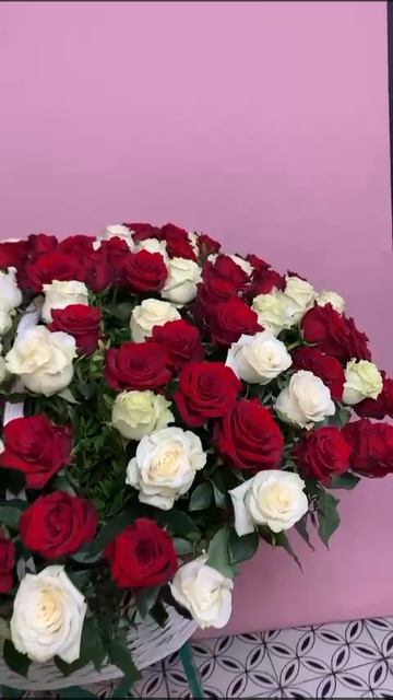 Корзина из 101 премиум  розы.