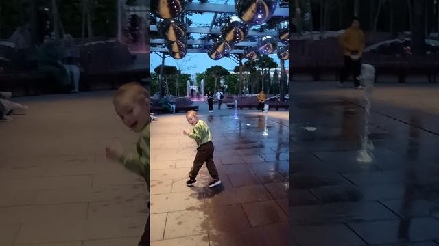 Супер Толя танцует у фонтана  в парке "Краснодар"