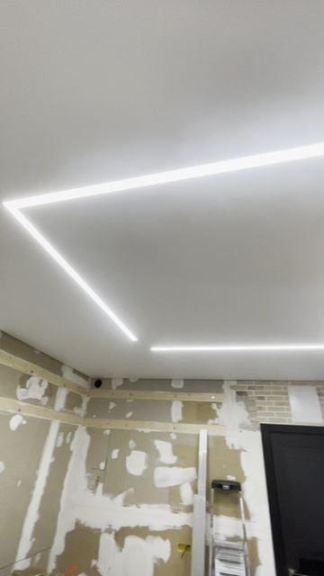 Устанавливаю натяжной потолок с световыми линиями квадрат в разрыве