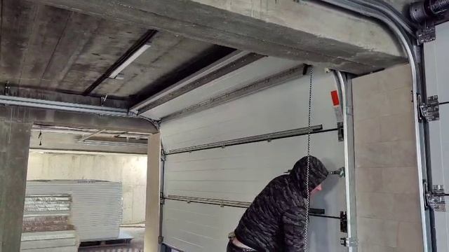 Ручное управление - секционные ворота Алютех