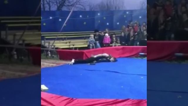 Питон удушил на сцене.