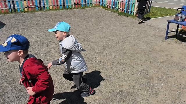 Наши детки на прогулке