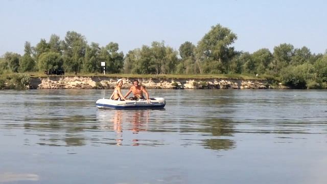 группа в полосатых купальниках)