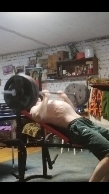 Груд: узкий хват
наклонная скамья
