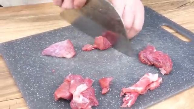 Как вкусно тушить капусту с мясом, чтобы все были в восторге и просили добавки. Два варианта нарезки