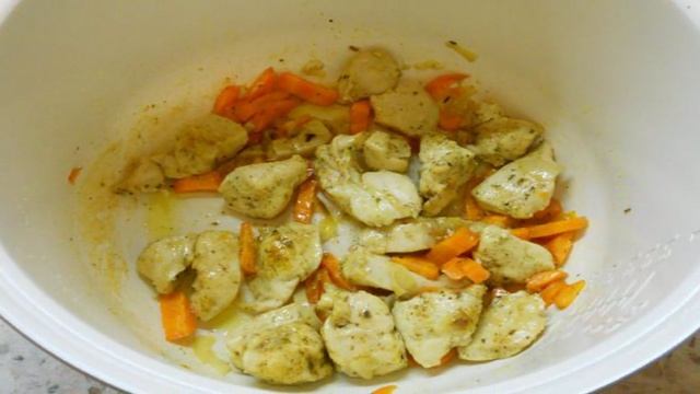 Картофель тушеный с куриным филе в мультиварке