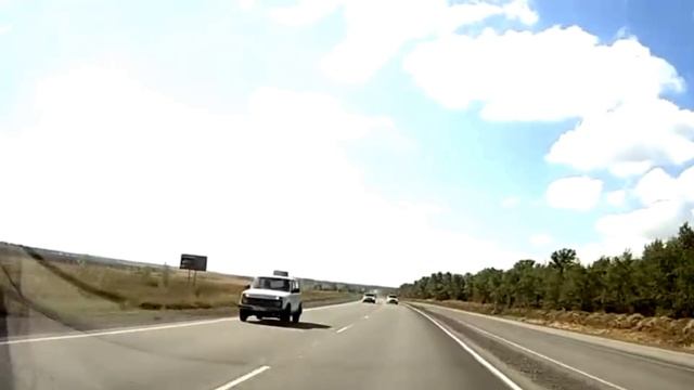 Датсун по встречке на Черлакском тракте в Омске